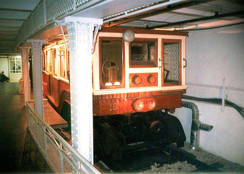 קטר ישן במוזיאון הרכבת התחתית של בודפשט