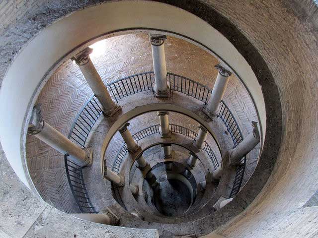 גרם המדרגות הלולייני המרשים של בּראמאנטֶה
